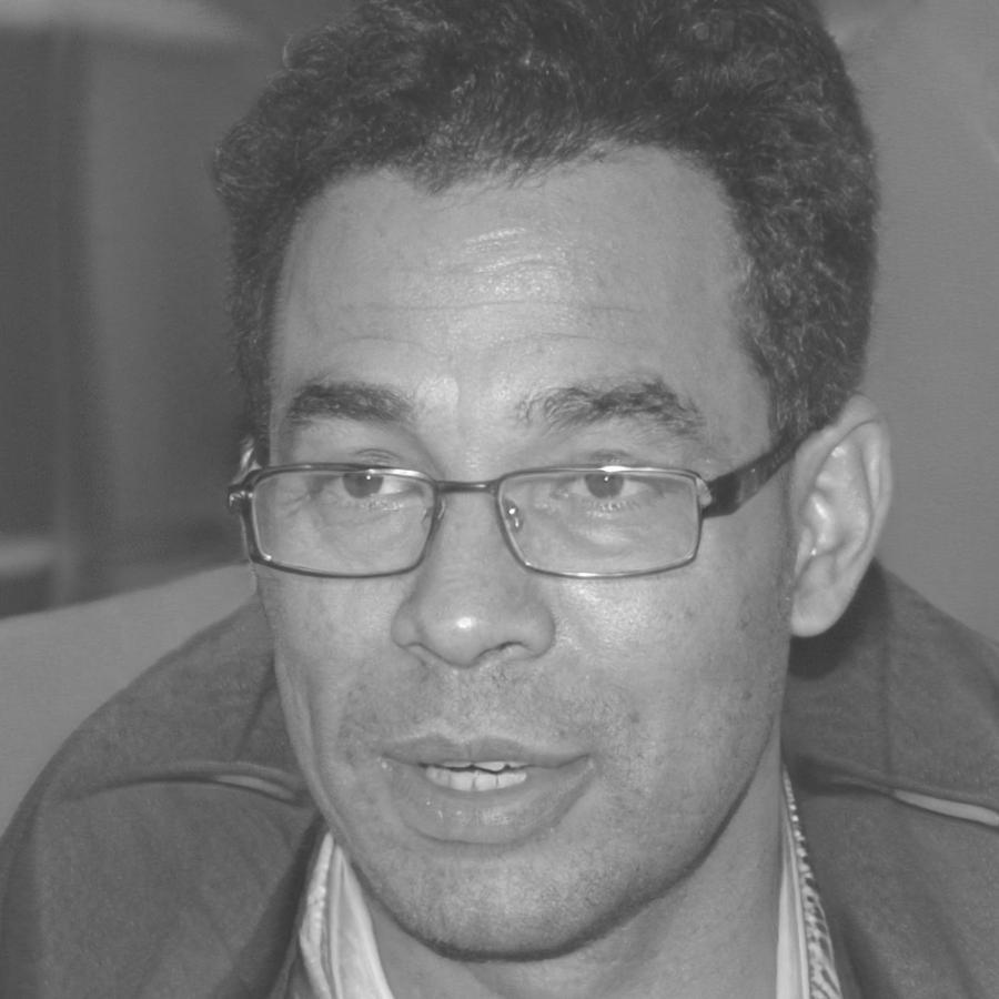Instructor de edición de video durante una sesión de evaluación